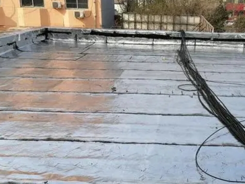 杜集卫生间漏水维修公司分享下杜集屋面楼顶防水刚性防水层施工要点。
